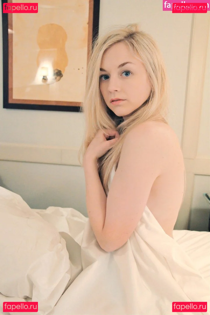 Emily Kinney Onlyfans Photo Gallery 