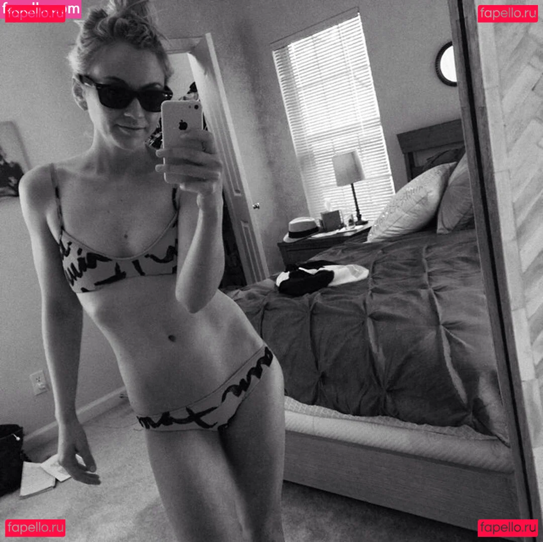 Emily Kinney Onlyfans Photo Gallery 