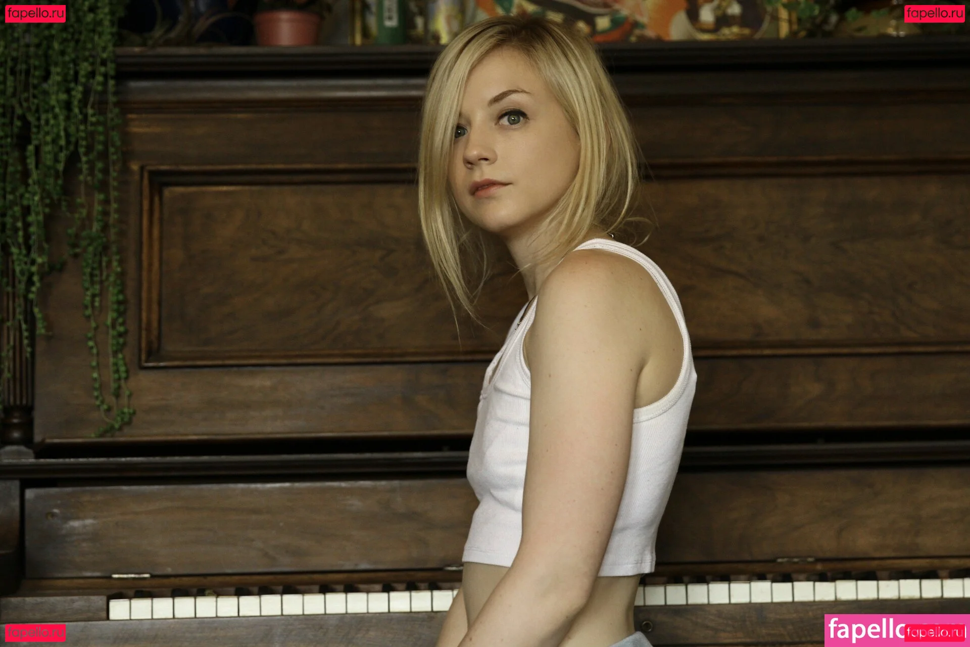 Emily Kinney Onlyfans Photo Gallery 