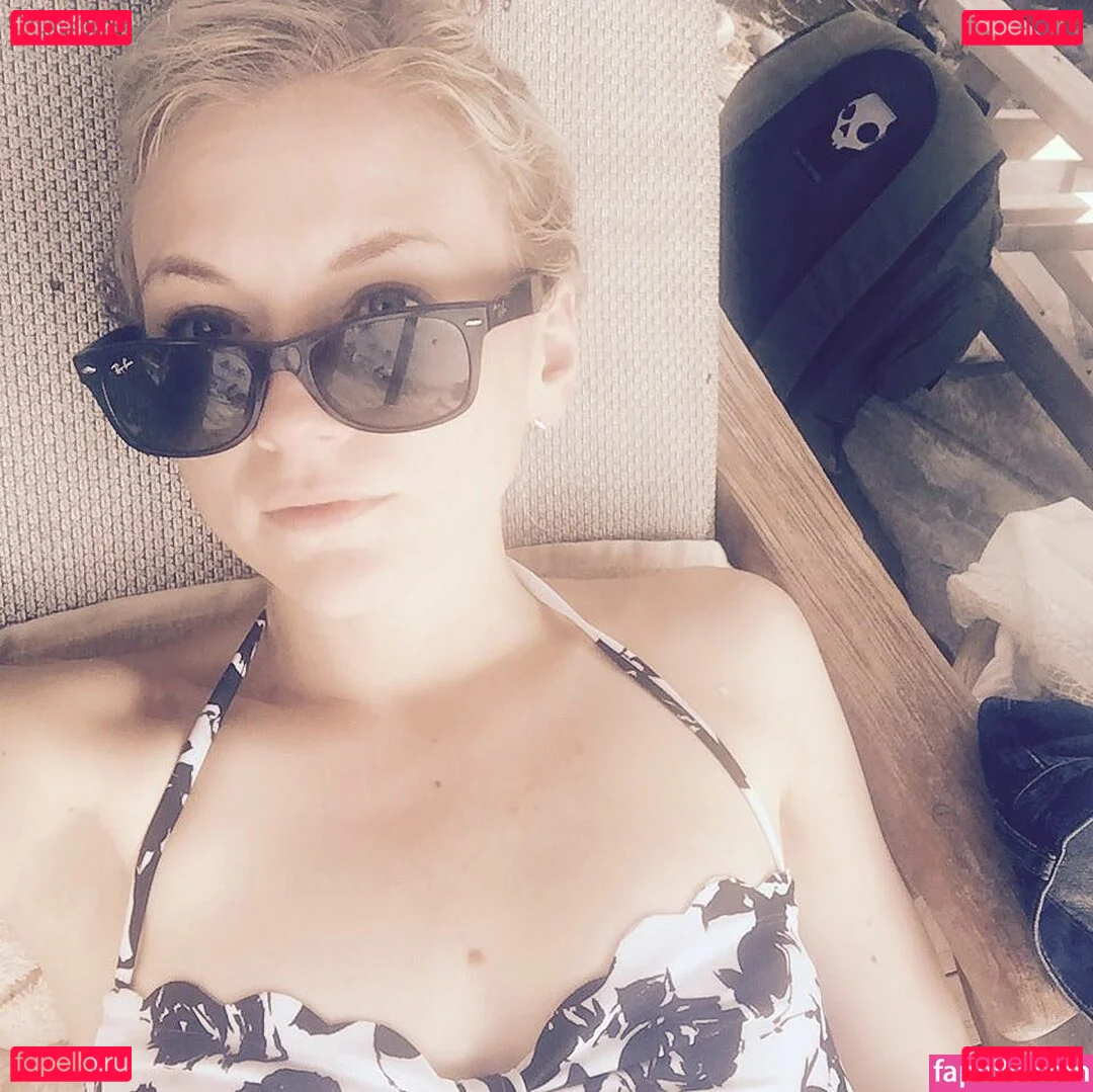 Emily Kinney Onlyfans Photo Gallery 