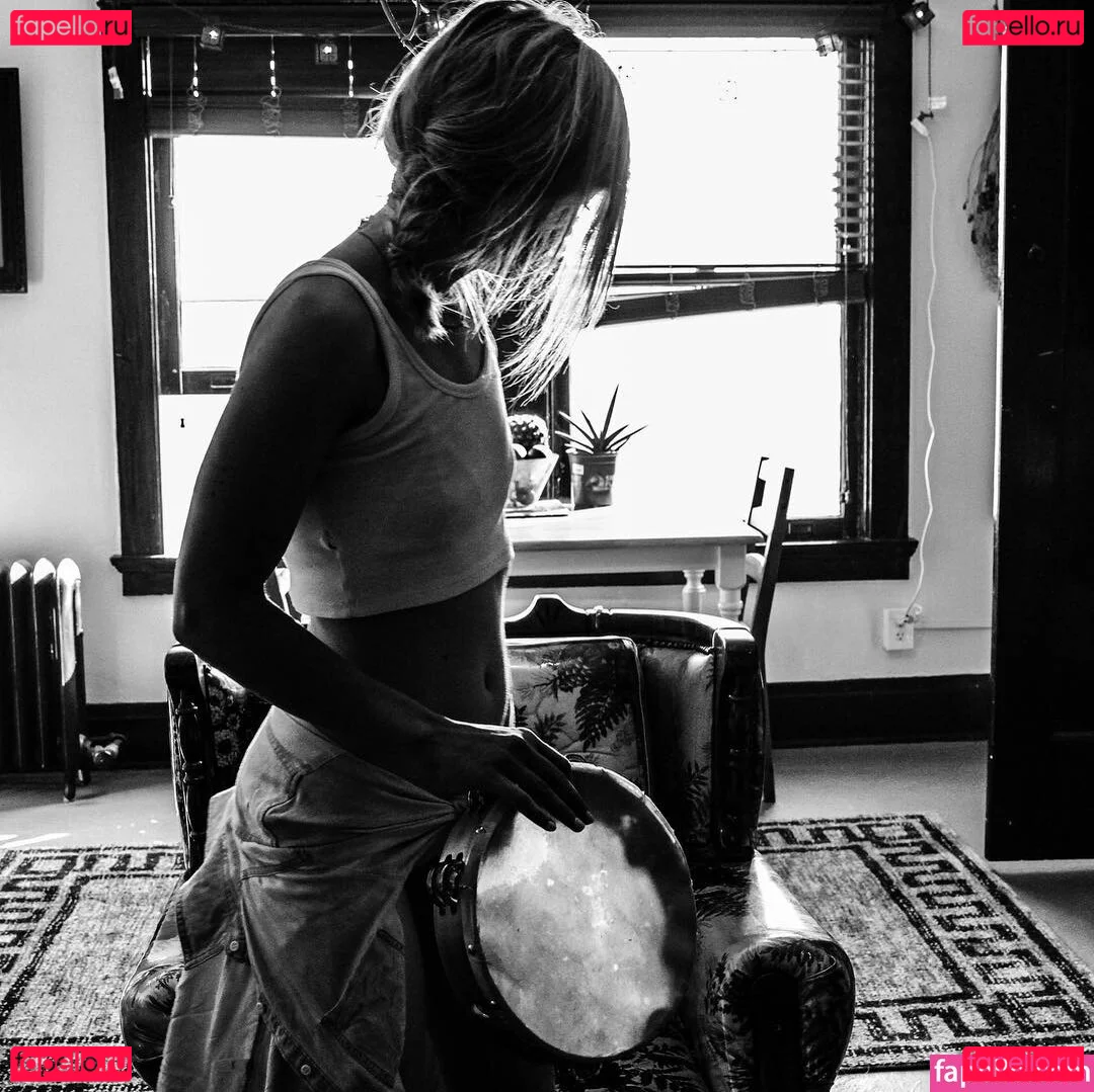 Emily Kinney Onlyfans Photo Gallery 