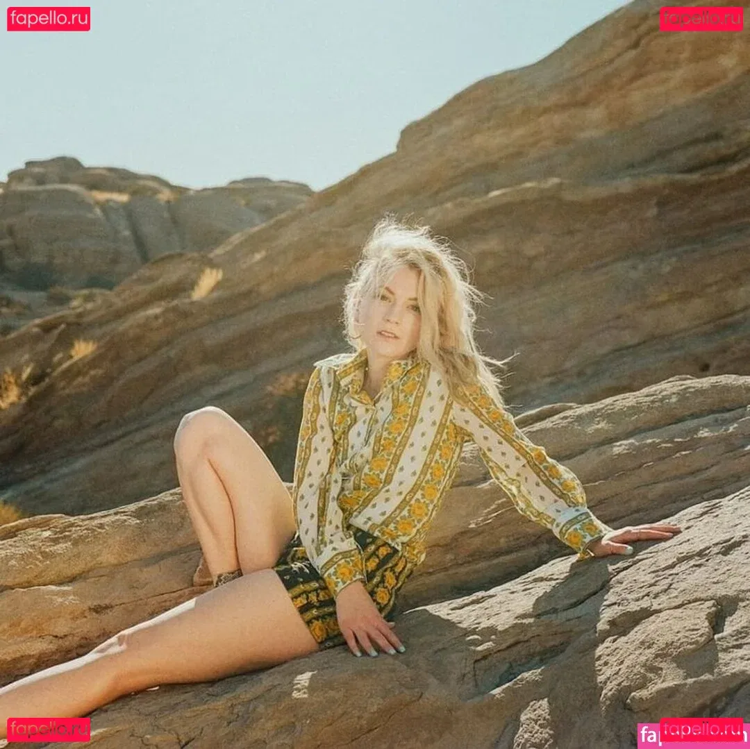 Emily Kinney Onlyfans Photo Gallery 