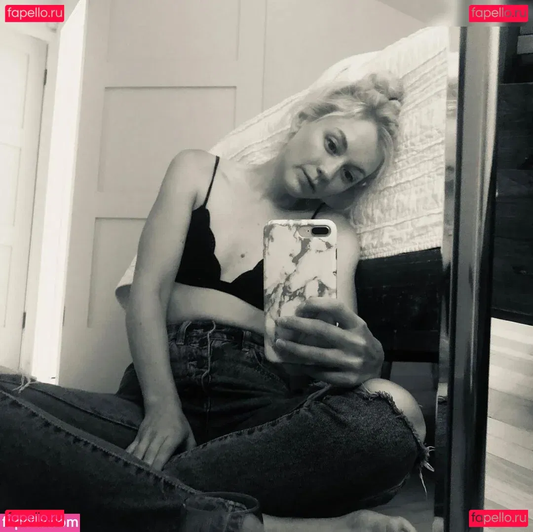 Emily Kinney Onlyfans Photo Gallery 