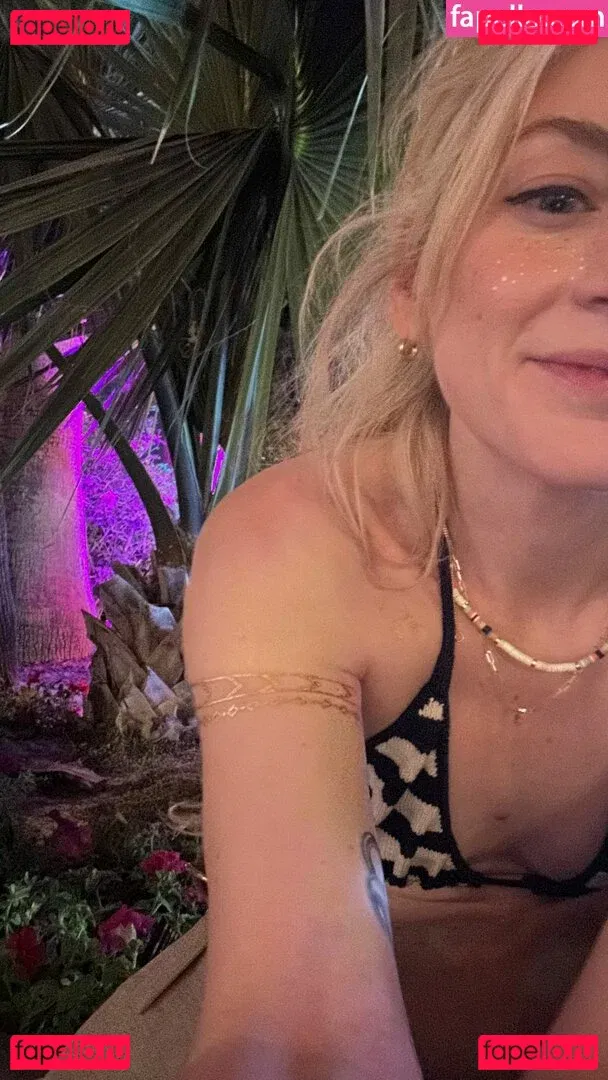 Emily Kinney Onlyfans Photo Gallery 
