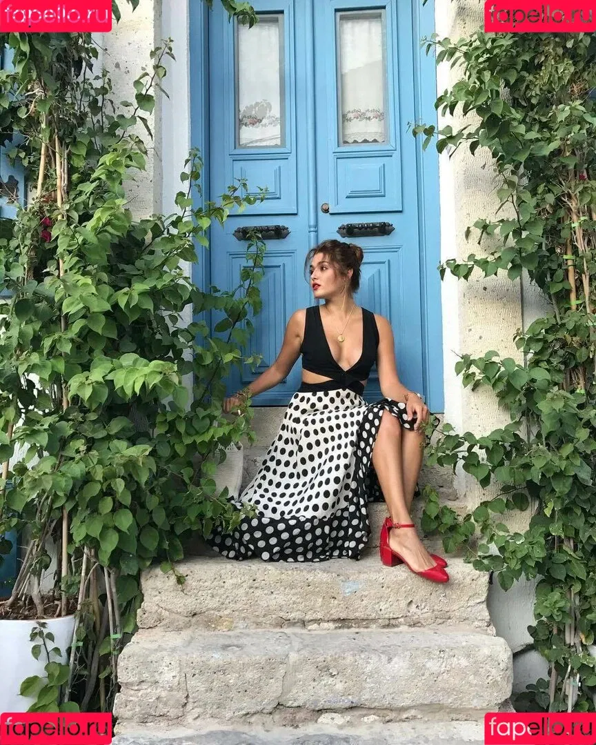 Hande Ercel Onlyfans Photo Gallery 