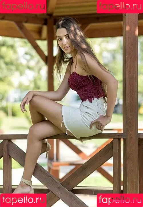 Hande Ercel Onlyfans Photo Gallery 