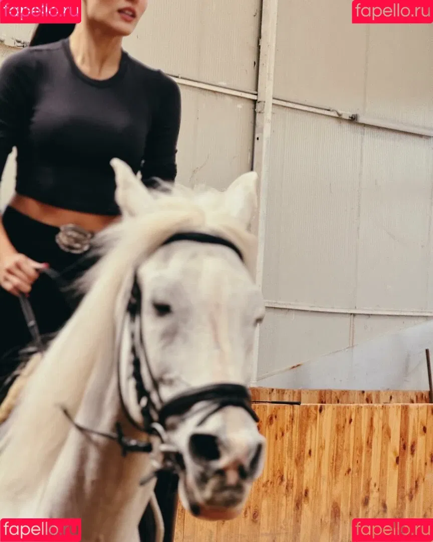 Hande Ercel Onlyfans Photo Gallery 