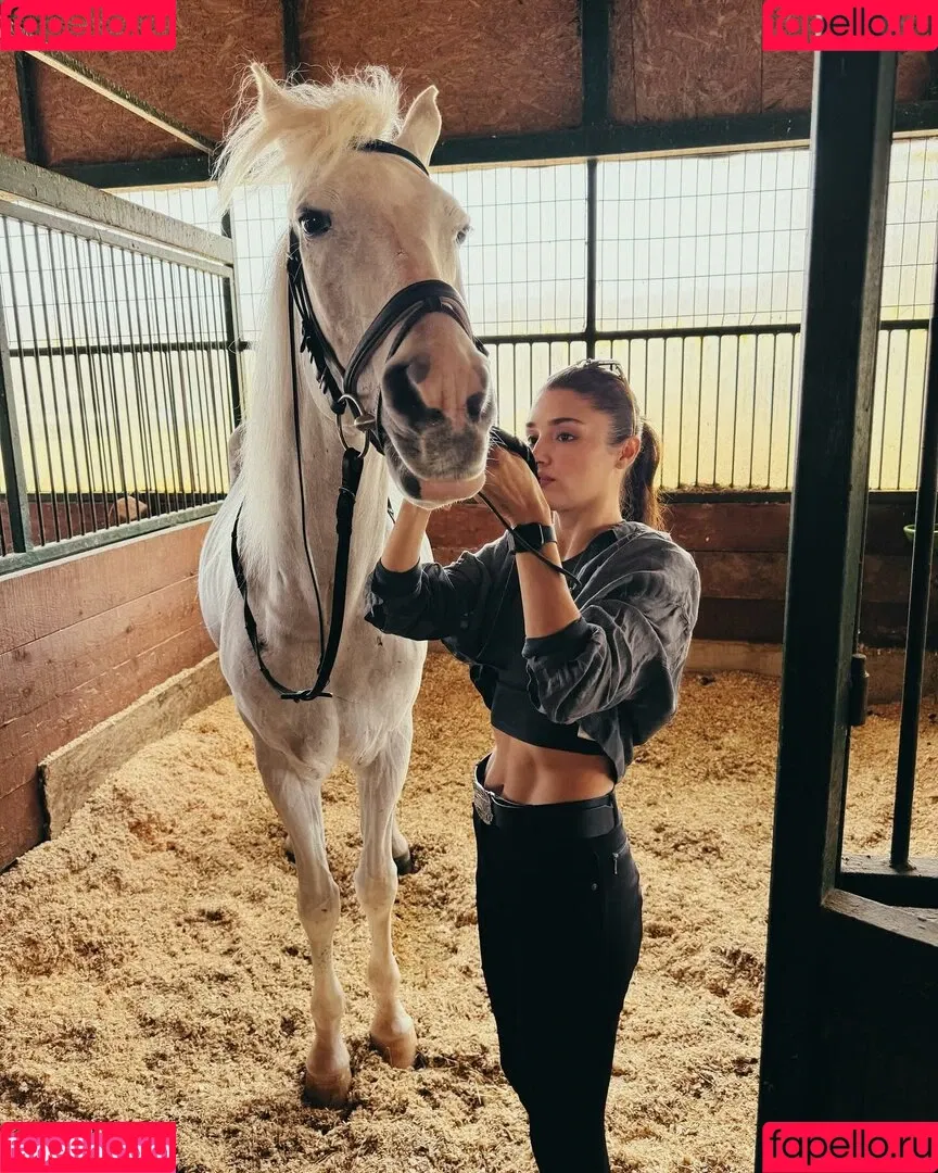 Hande Ercel Onlyfans Photo Gallery 