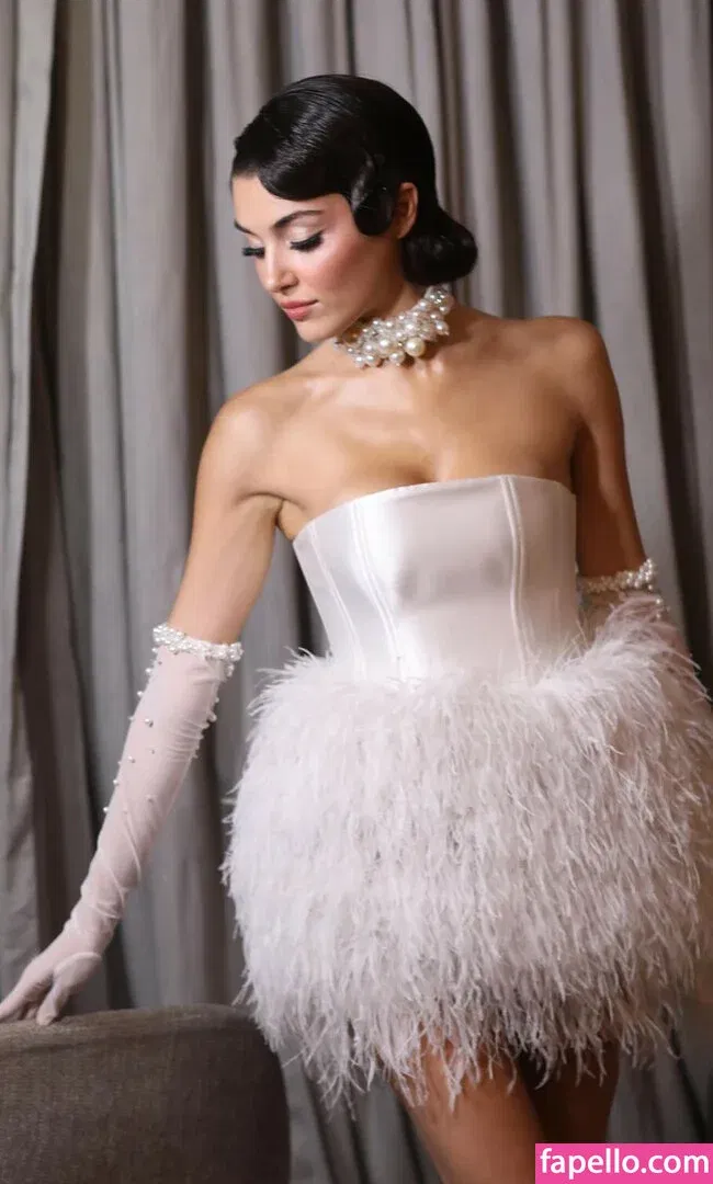 Hande Ercel Onlyfans Photo Gallery 