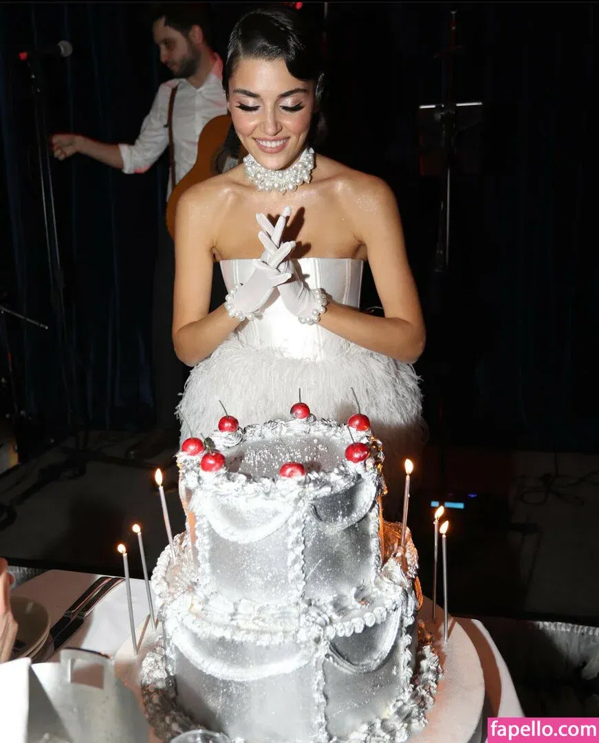 Hande Ercel Onlyfans Photo Gallery 