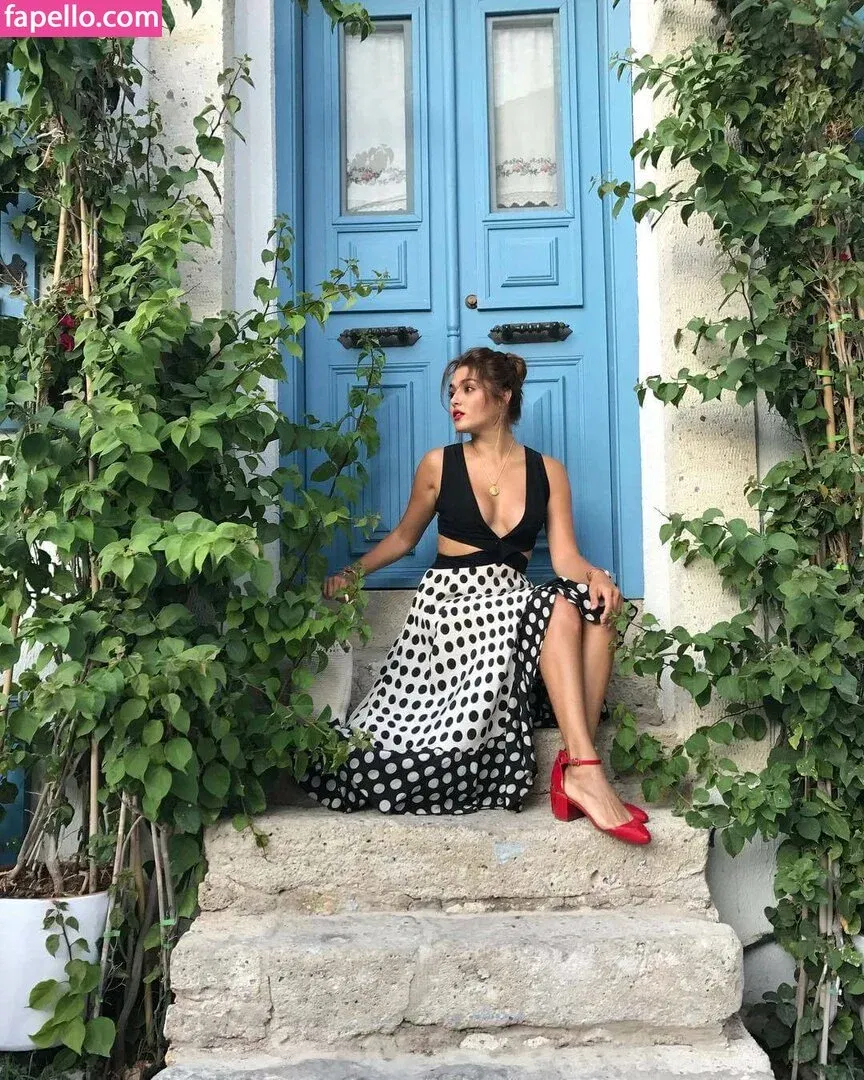 Hande Ercel Onlyfans Photo Gallery 