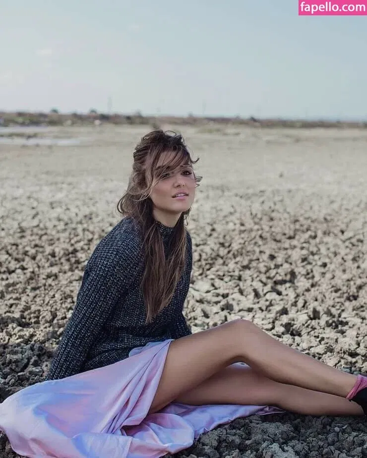 Hande Ercel Onlyfans Photo Gallery 