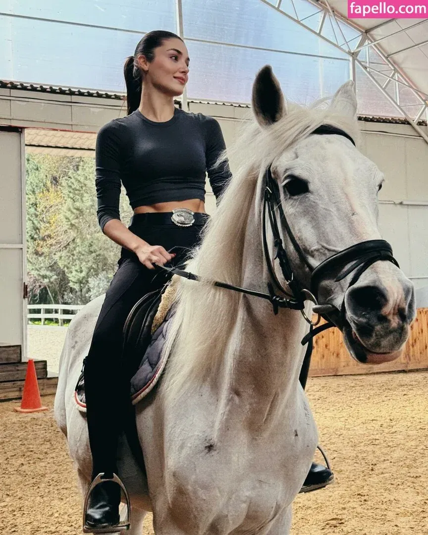 Hande Ercel Onlyfans Photo Gallery 