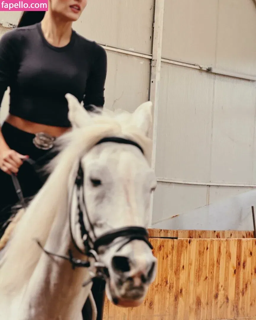 Hande Ercel Onlyfans Photo Gallery 