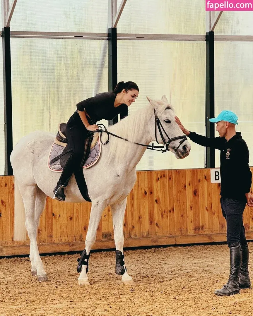 Hande Ercel Onlyfans Photo Gallery 