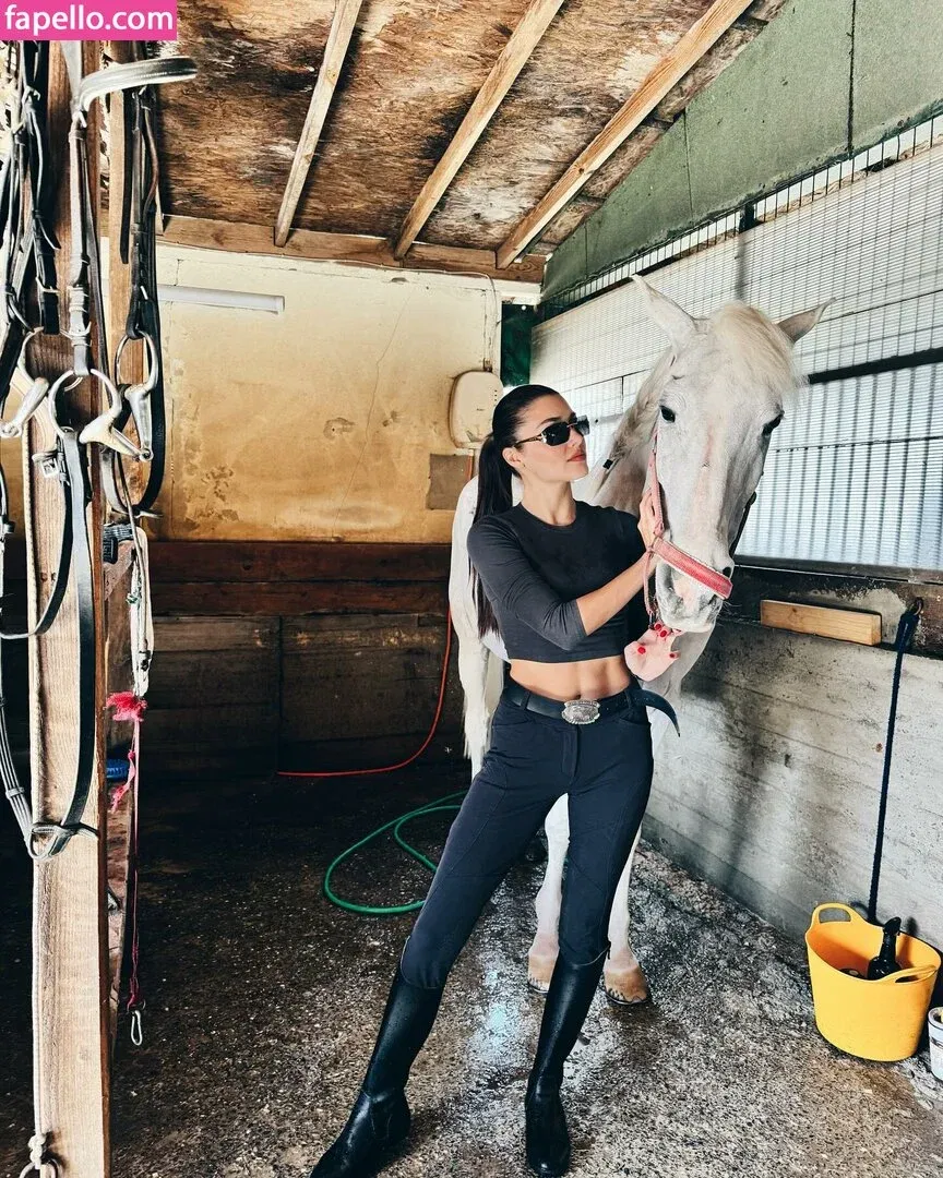 Hande Ercel Onlyfans Photo Gallery 