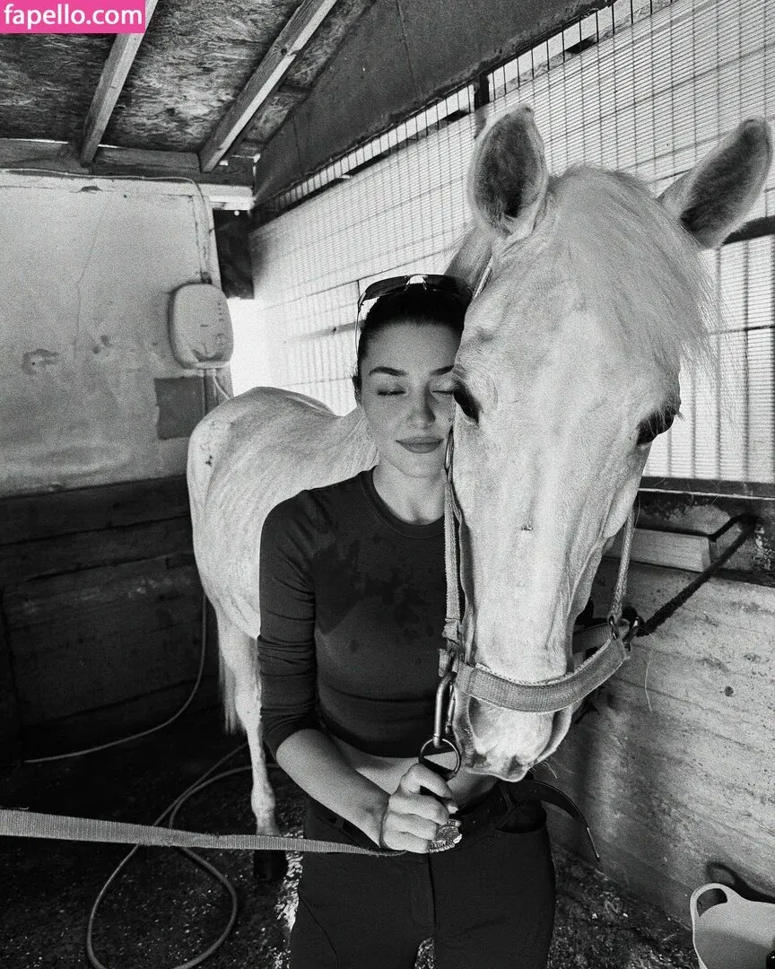 Hande Ercel Onlyfans Photo Gallery 