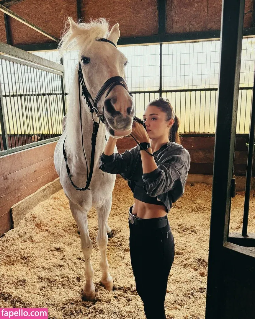 Hande Ercel Onlyfans Photo Gallery 