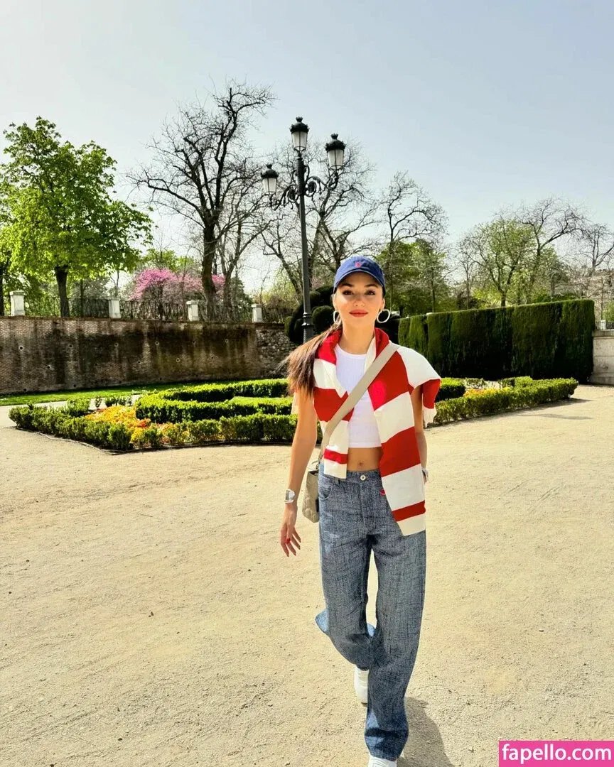 Hande Ercel Onlyfans Photo Gallery 