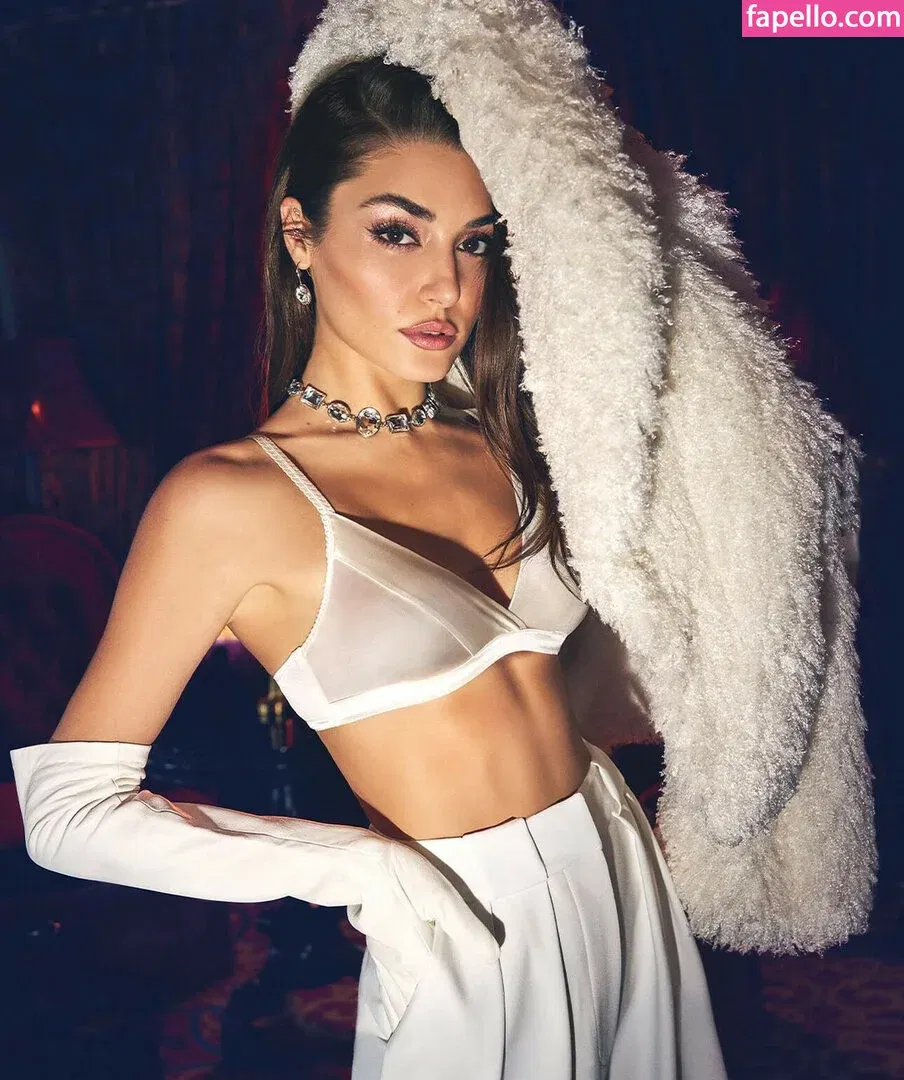 Hande Ercel Onlyfans Photo Gallery 