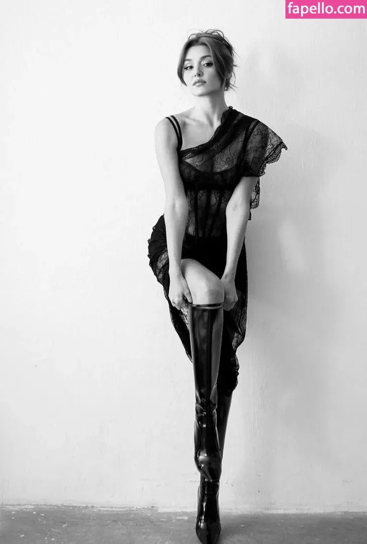 Hande Ercel Onlyfans Photo Gallery 