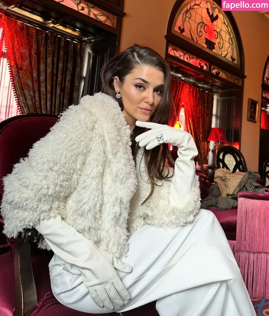 Hande Ercel Onlyfans Photo Gallery 