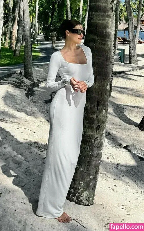 Hande Ercel Onlyfans Photo Gallery 