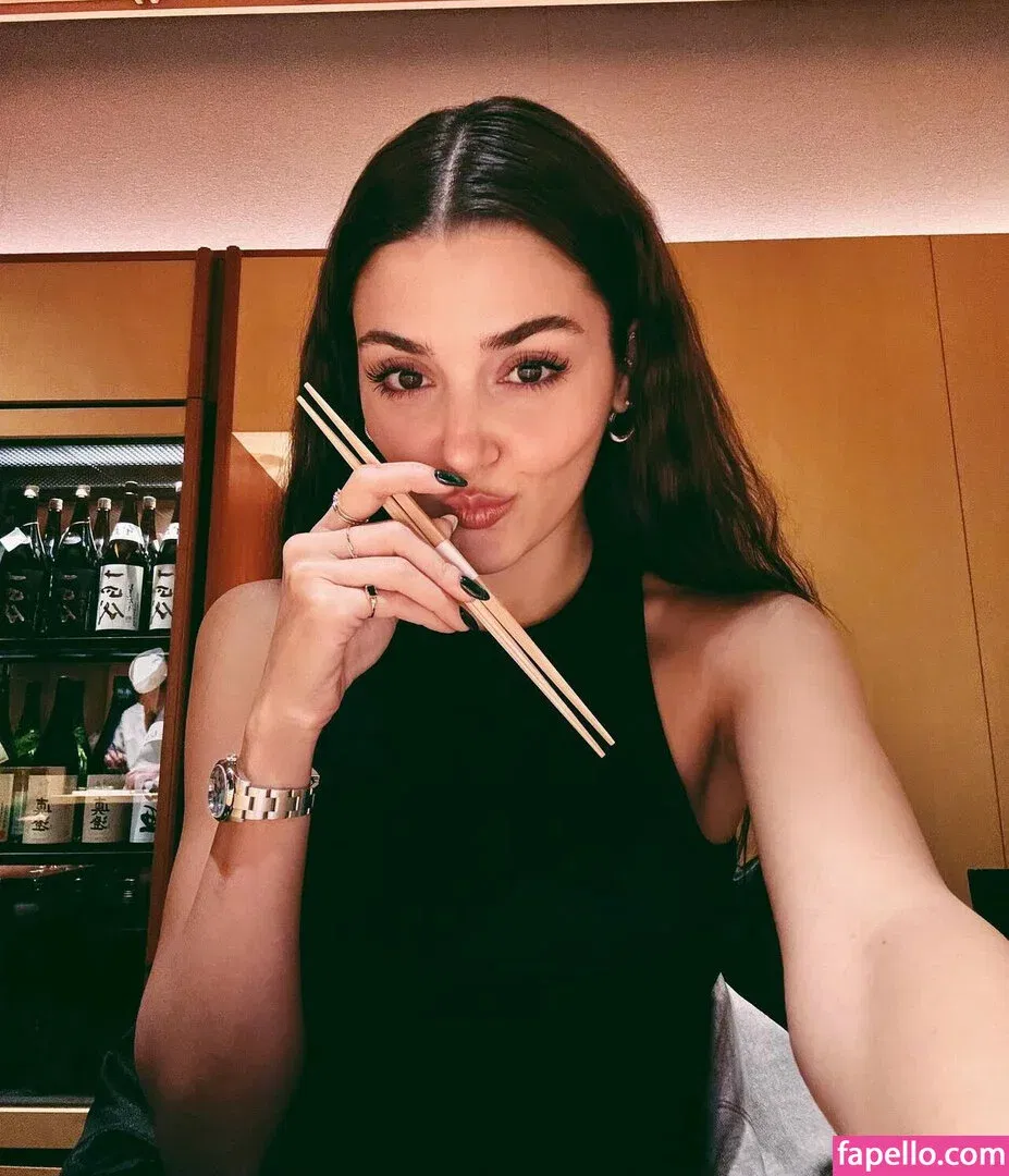 Hande Ercel Onlyfans Photo Gallery 