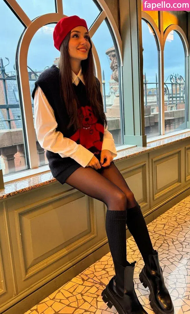 Hande Ercel Onlyfans Photo Gallery 