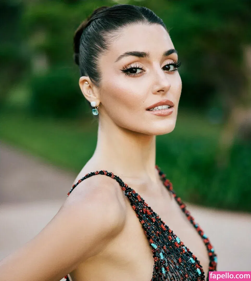 Hande Ercel Onlyfans Photo Gallery 