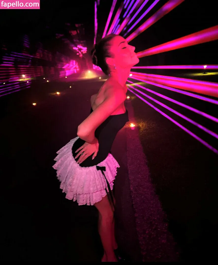 Hande Ercel Onlyfans Photo Gallery 