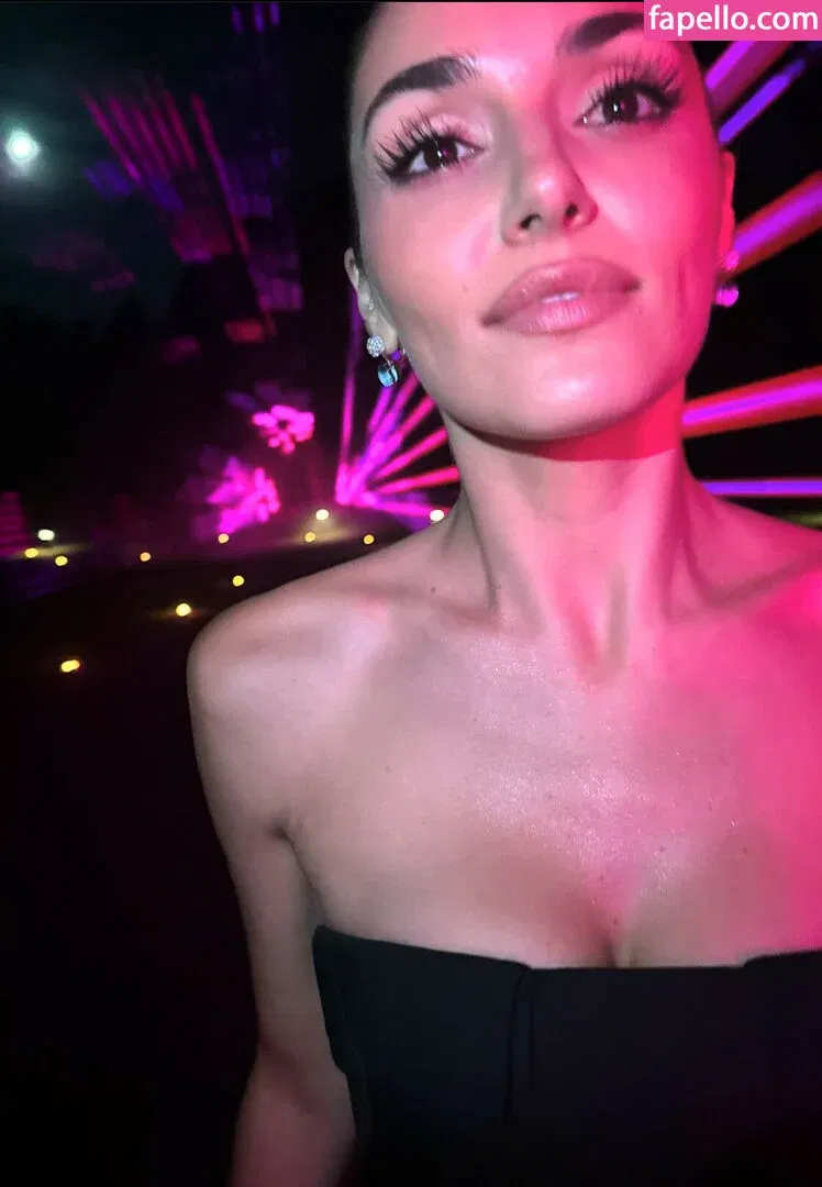 Hande Ercel Onlyfans Photo Gallery 