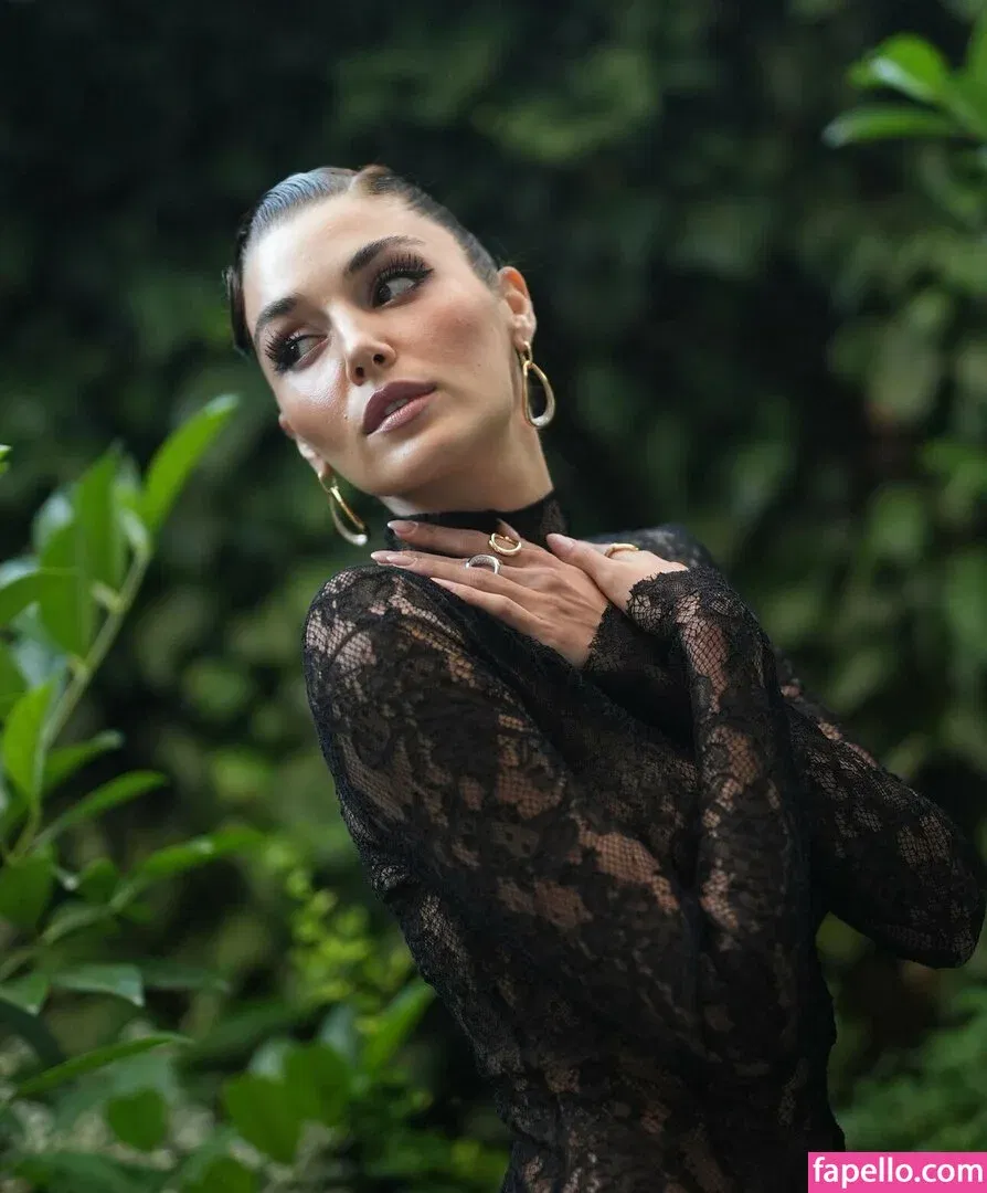 Hande Ercel Onlyfans Photo Gallery 