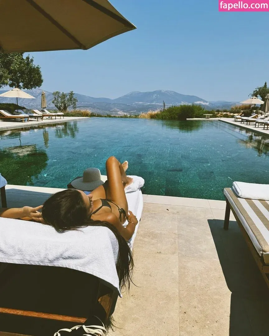 Hande Ercel Onlyfans Photo Gallery 