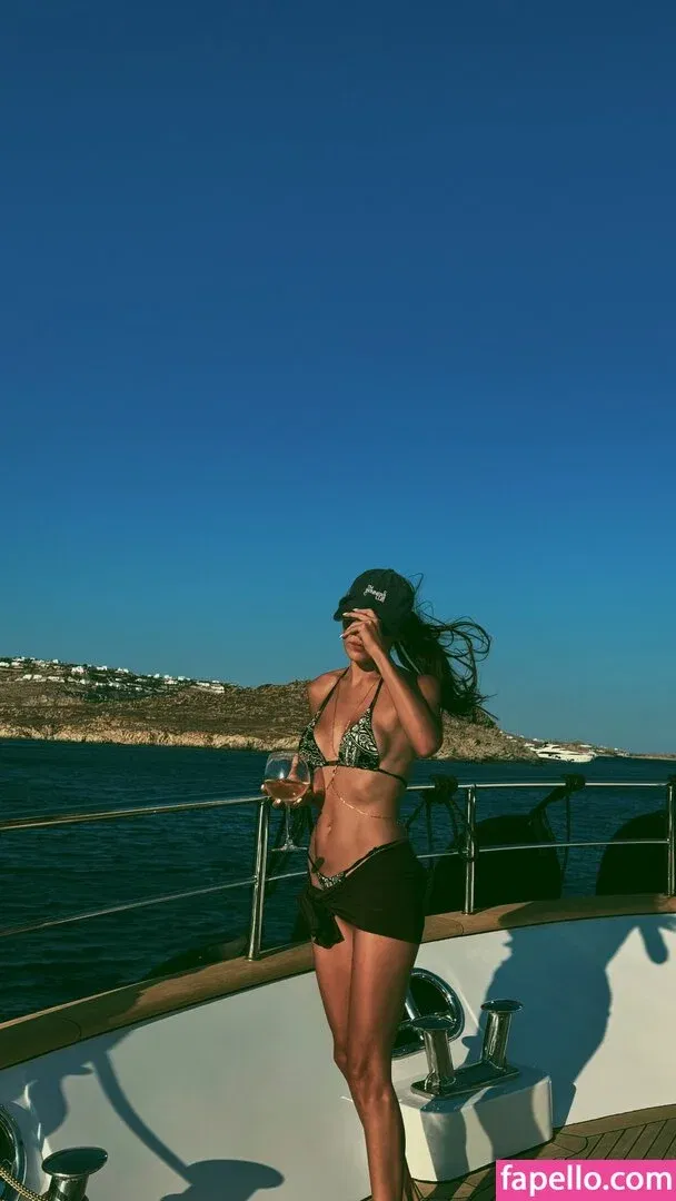 Hande Ercel Onlyfans Photo Gallery 