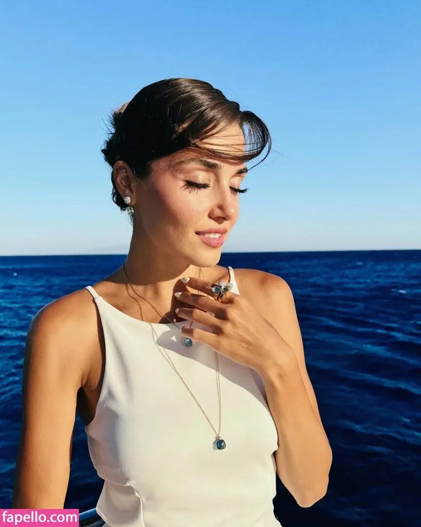 Hande Ercel Onlyfans Photo Gallery 