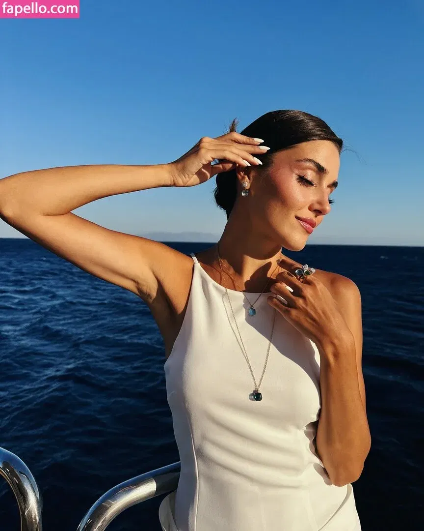 Hande Ercel Onlyfans Photo Gallery 