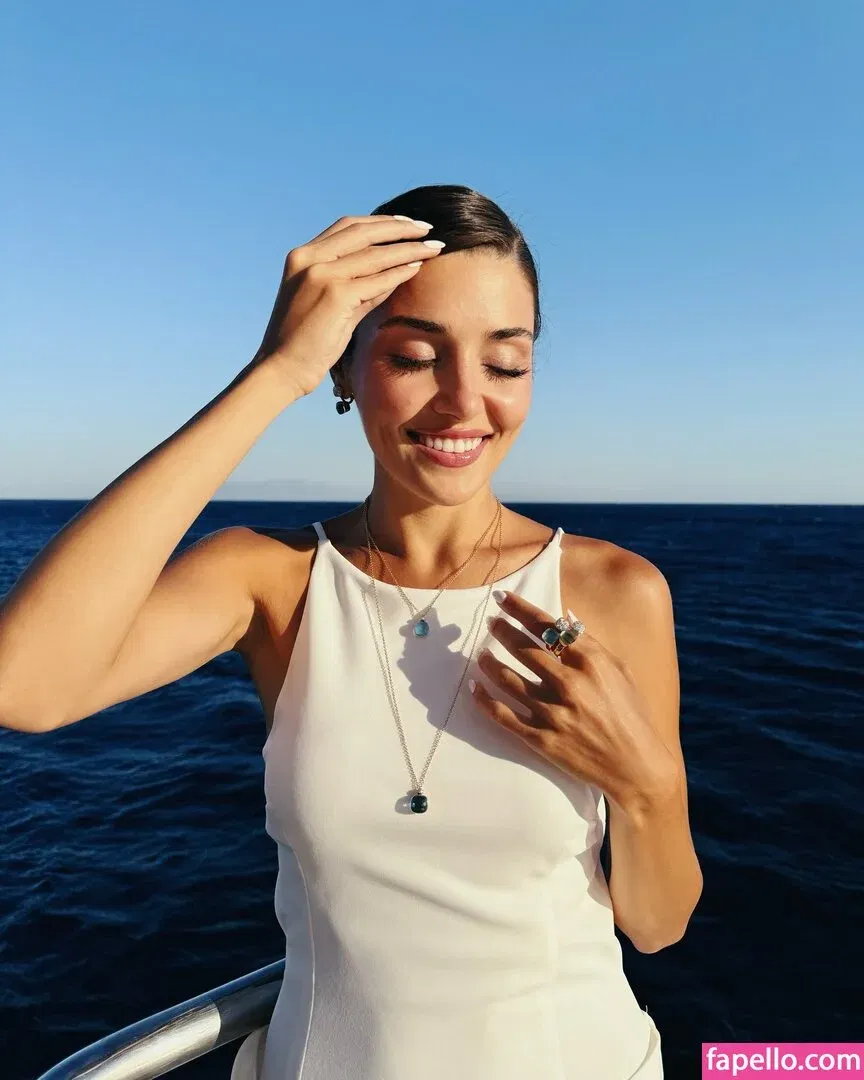 Hande Ercel Onlyfans Photo Gallery 