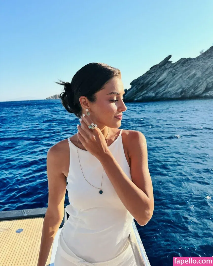 Hande Ercel Onlyfans Photo Gallery 