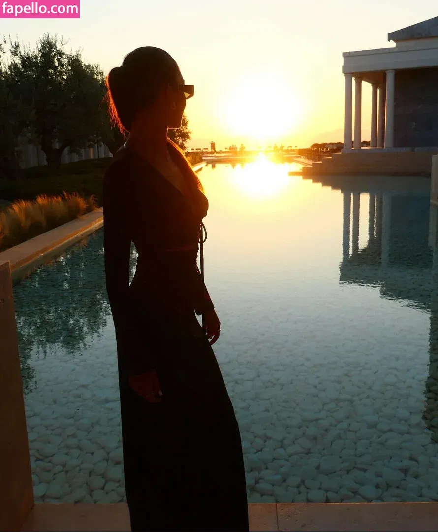 Hande Ercel Onlyfans Photo Gallery 