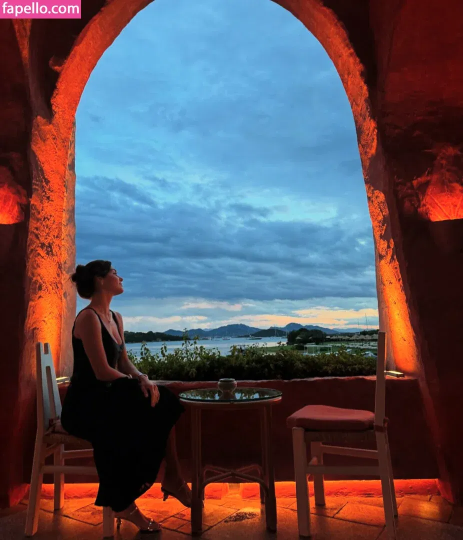 Hande Ercel Onlyfans Photo Gallery 