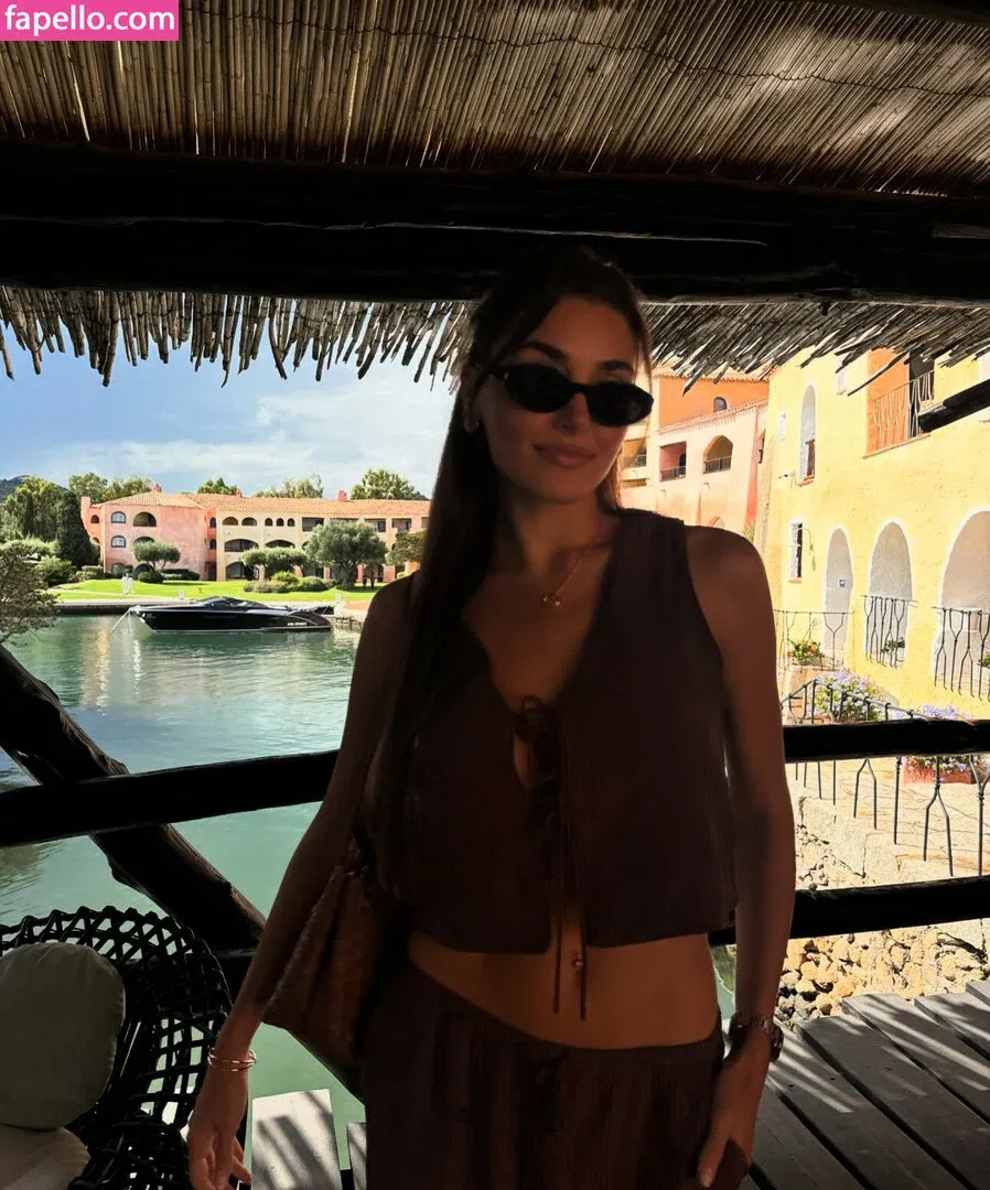 Hande Ercel Onlyfans Photo Gallery 