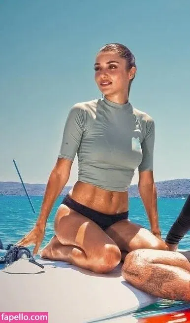 Hande Ercel Onlyfans Photo Gallery 