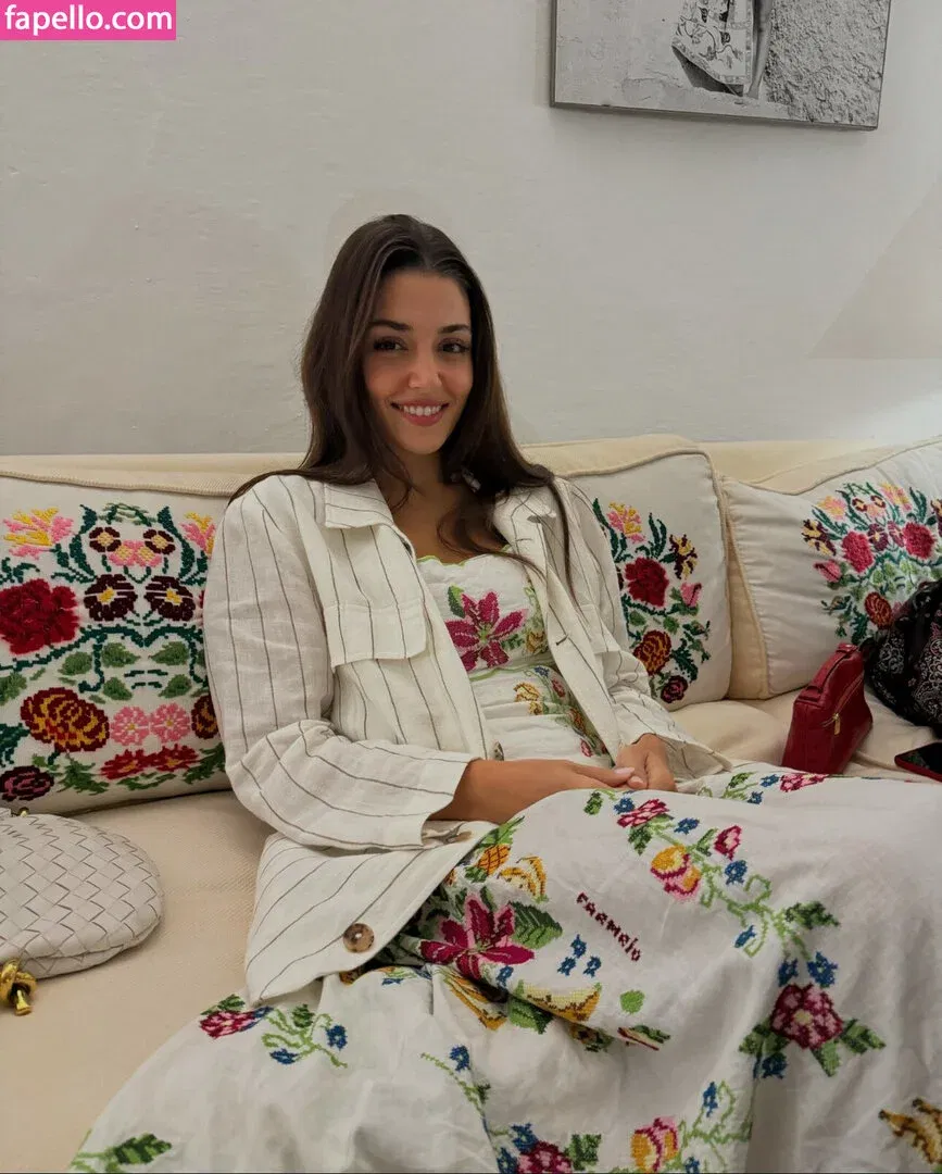 Hande Ercel Onlyfans Photo Gallery 