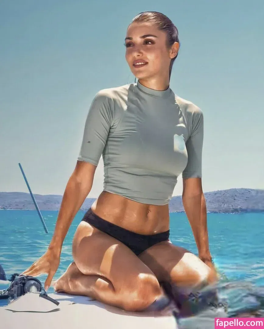 Hande Ercel Onlyfans Photo Gallery 