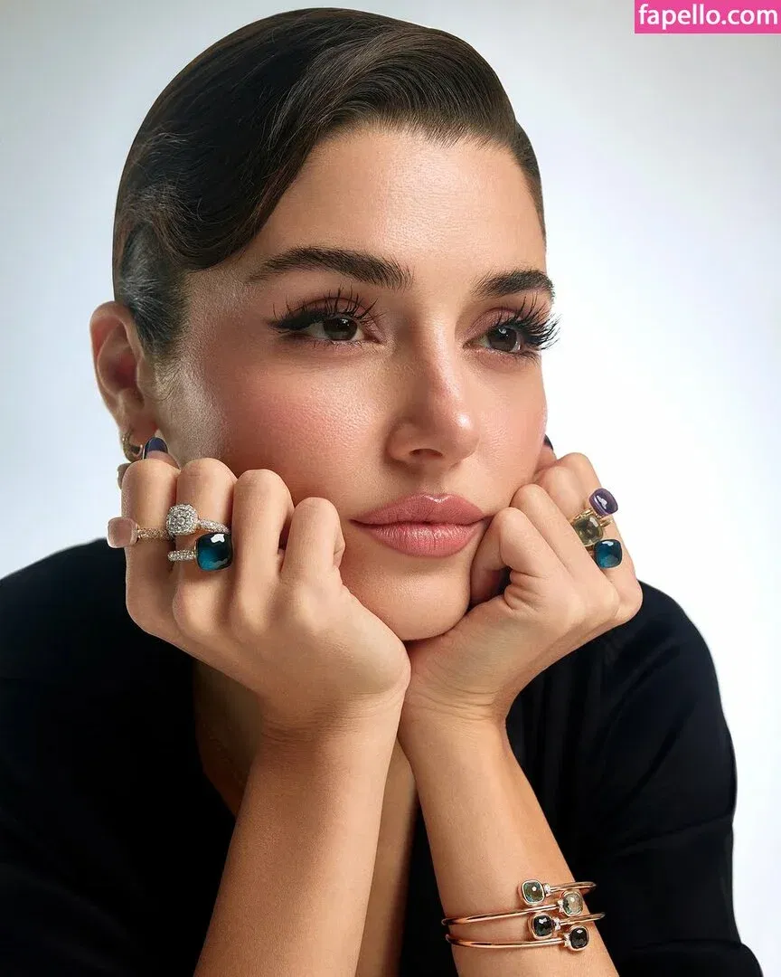 Hande Ercel Onlyfans Photo Gallery 