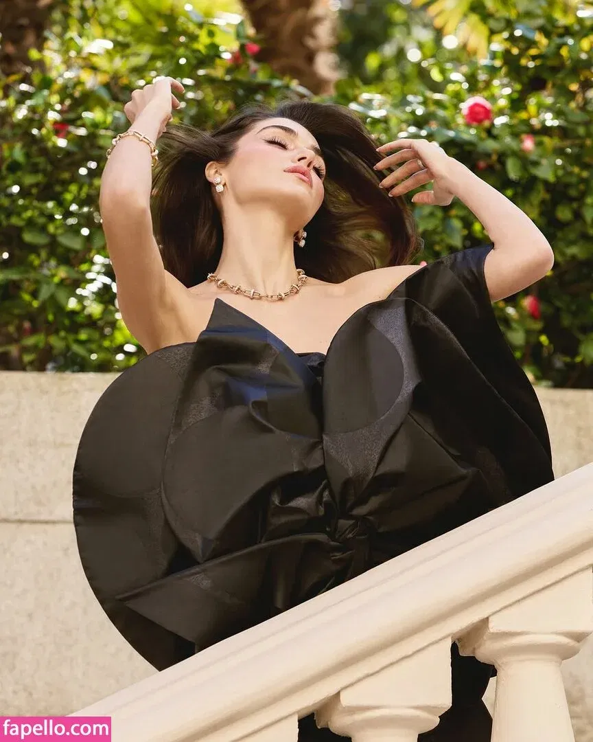 Hande Ercel Onlyfans Photo Gallery 