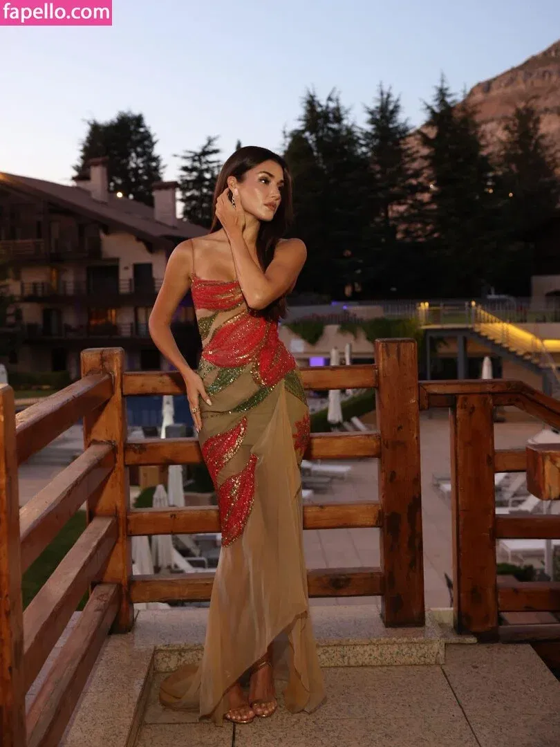 Hande Ercel Onlyfans Photo Gallery 