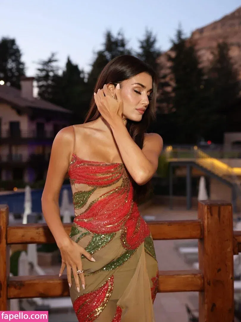 Hande Ercel Onlyfans Photo Gallery 