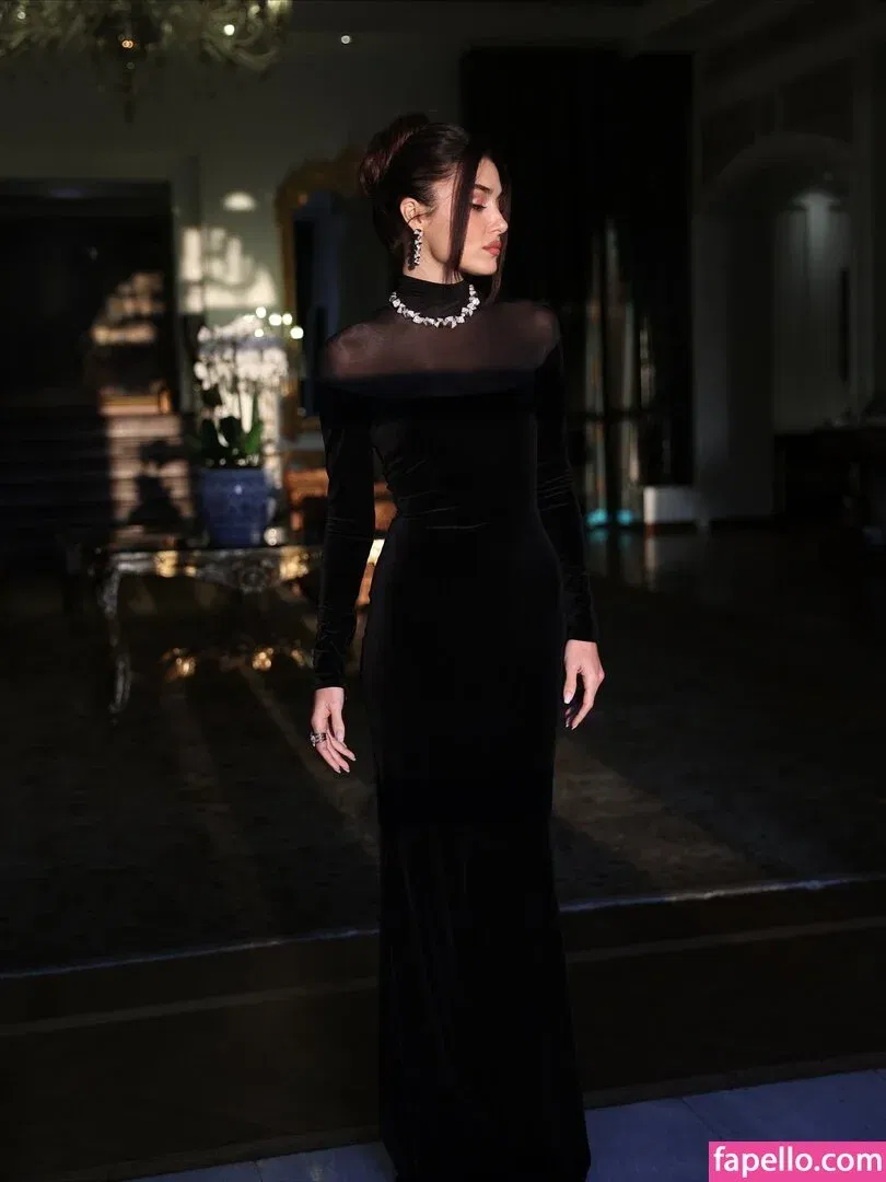 Hande Ercel Onlyfans Photo Gallery 